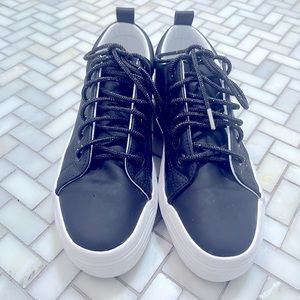 Platform tennis shoes